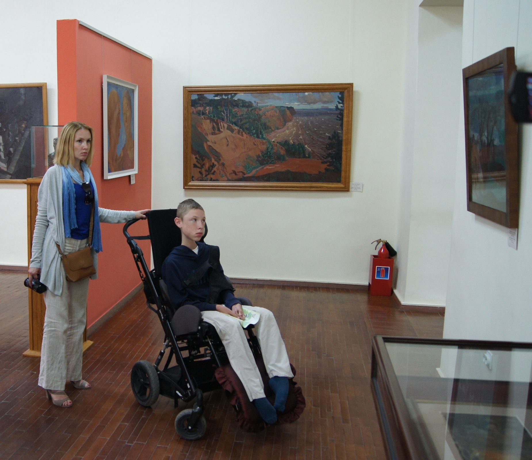 Семья Байковых в картинной галерее в Пскове