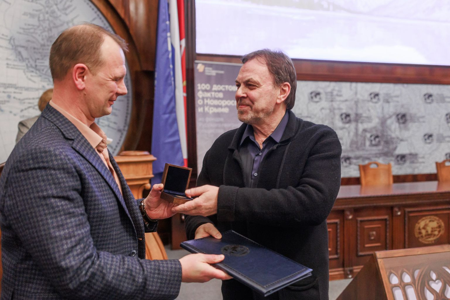 Awarding of Andrei Golovnev. Photo: Olga Semenova / press service of the RGS Headquarters in St. Petersburg