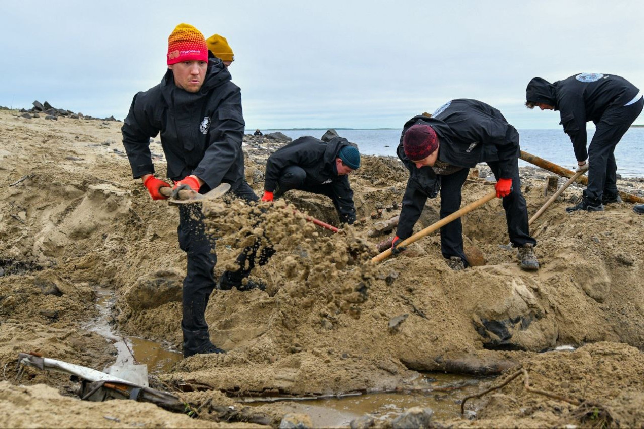 Добровольцы очищают берег реки Хатанга от техногенного мусора. Фото предоставлено Красноярским краевым отделением РГО 