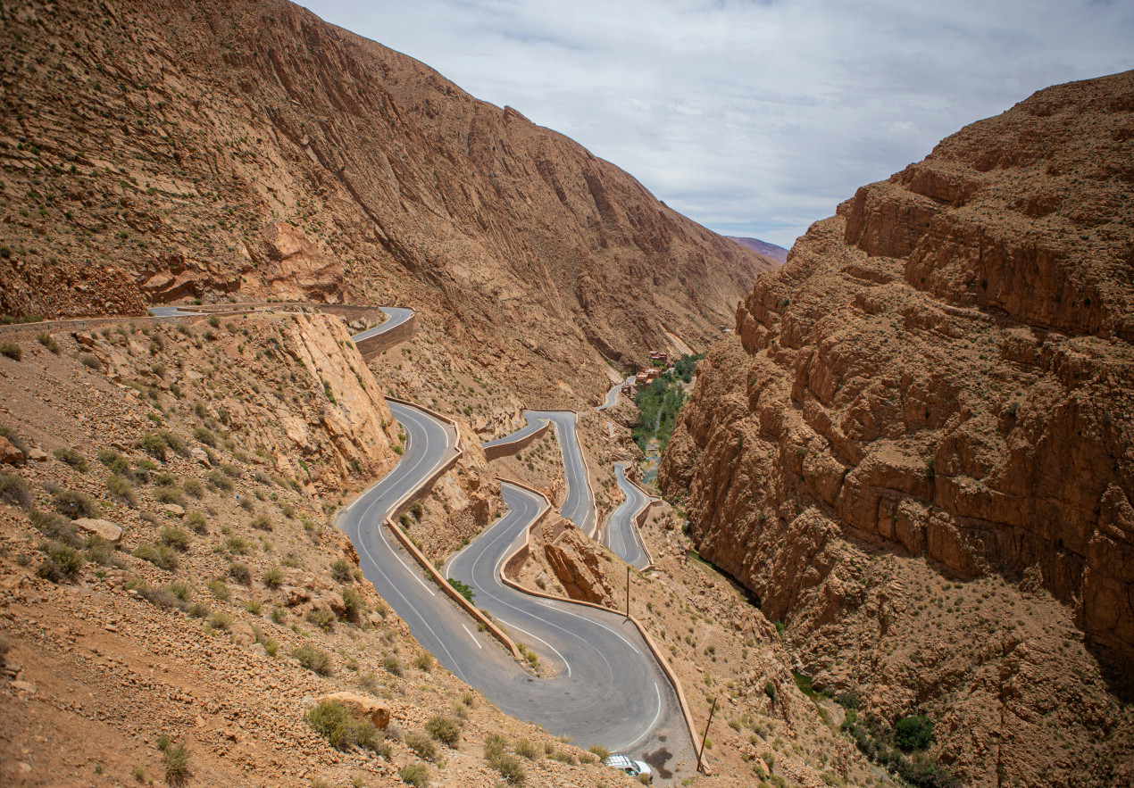 Серпантин в ущелье Горж-дю-Дадес. Фото: Abdou Faiz / unsplash.com