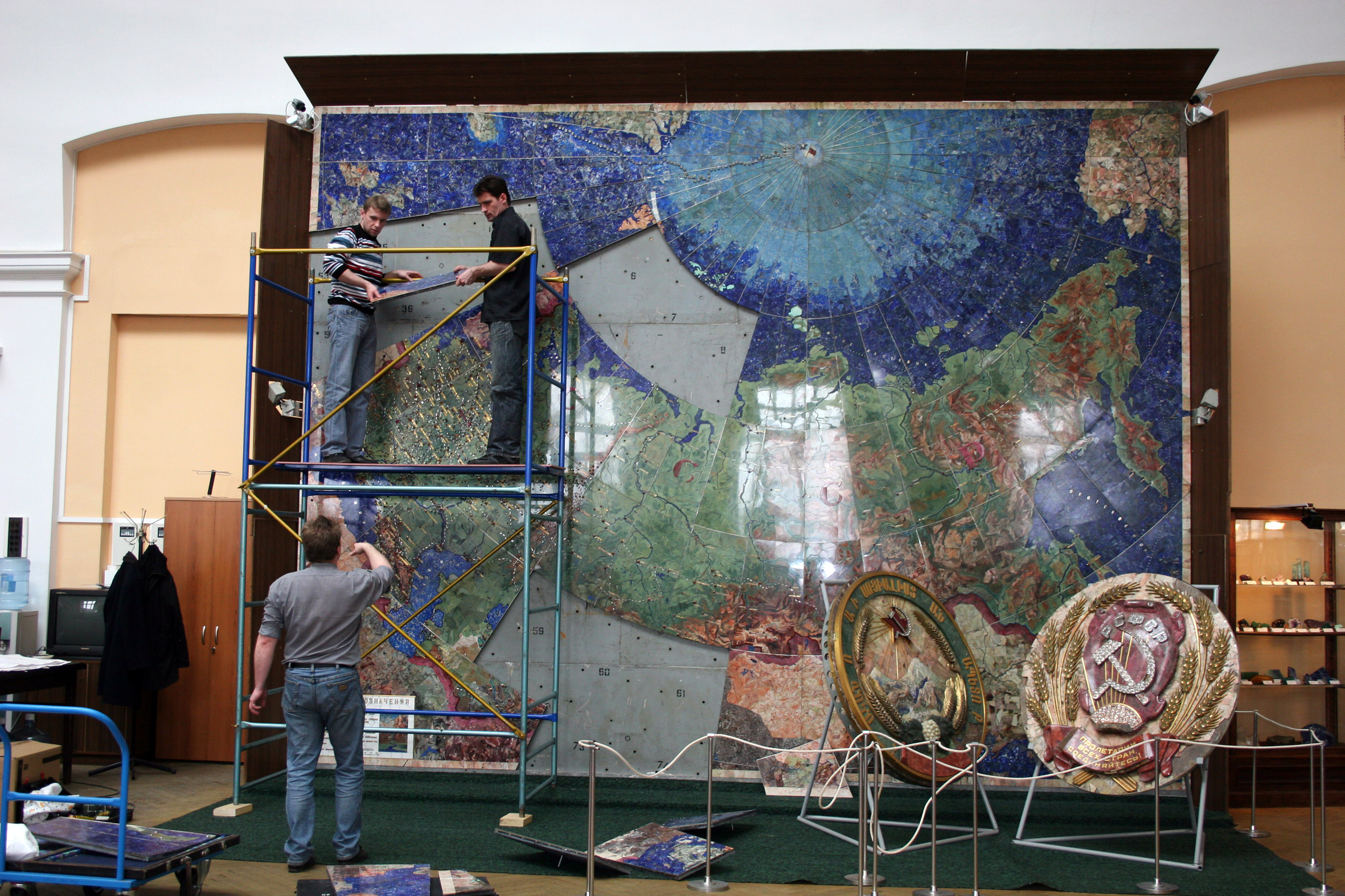 Реставрация карты в 2008 году. Фото: ЦНИГР музей