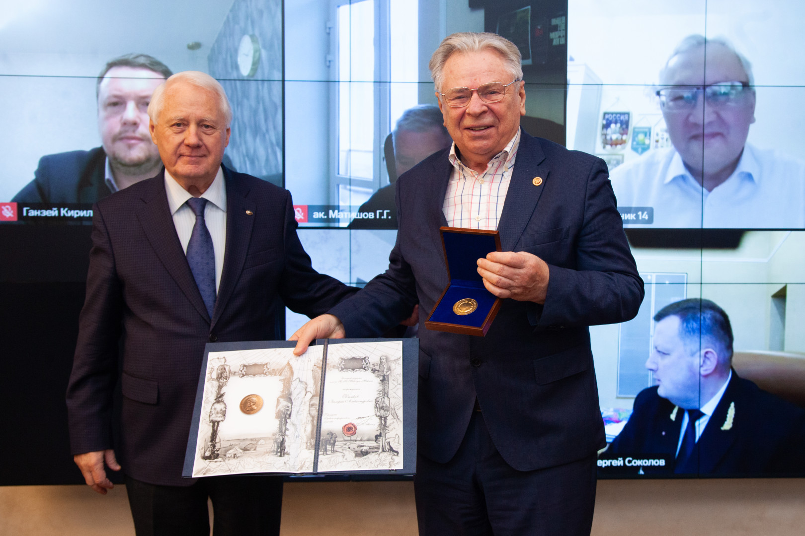 Nikolai Kasimov presents an award of the Russian Geographical Society to Valery Tishkov. Photo: Anna Yurgenson / RGS press service