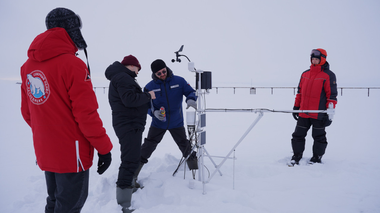 Процесс установки автономной системы на солнечных батареях на берегу озера. Фото: 4Неба ВР