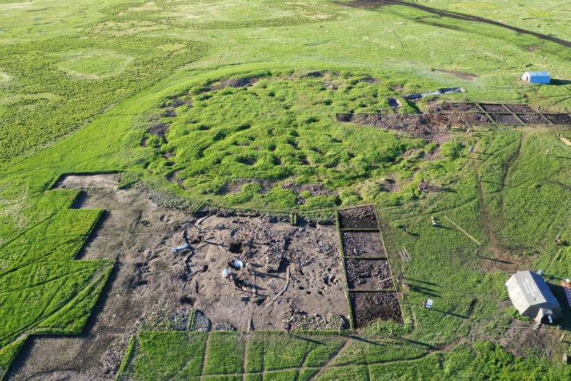 Общий вид кургана. На первом плане — раскоп на месте могильника кокэльского времени. 2019 год. Фото: ИИМК РАН