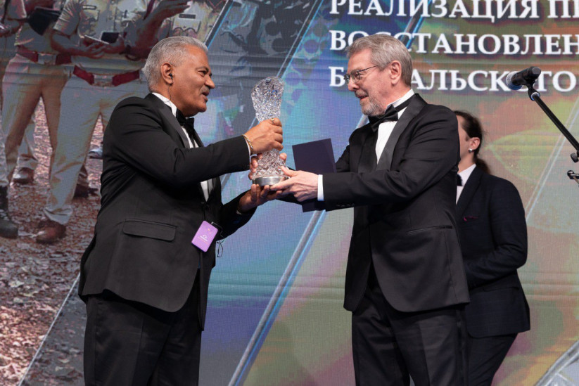 Satya Prakash Yadav (left) accepts the Crystal Compass from the hands of Vyacheslav Rozhnov, Scientific Director of the Severtsov Institute of Ecology and Evolution of the Russian Academy of Sciences, member of the Russian Academy of Sciences. Photo: Feliks Geller, Anna Zinovieva
