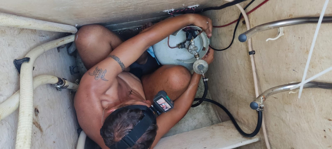 Stanislav Berezkin installs gas equipment. Photos of the expedition participants