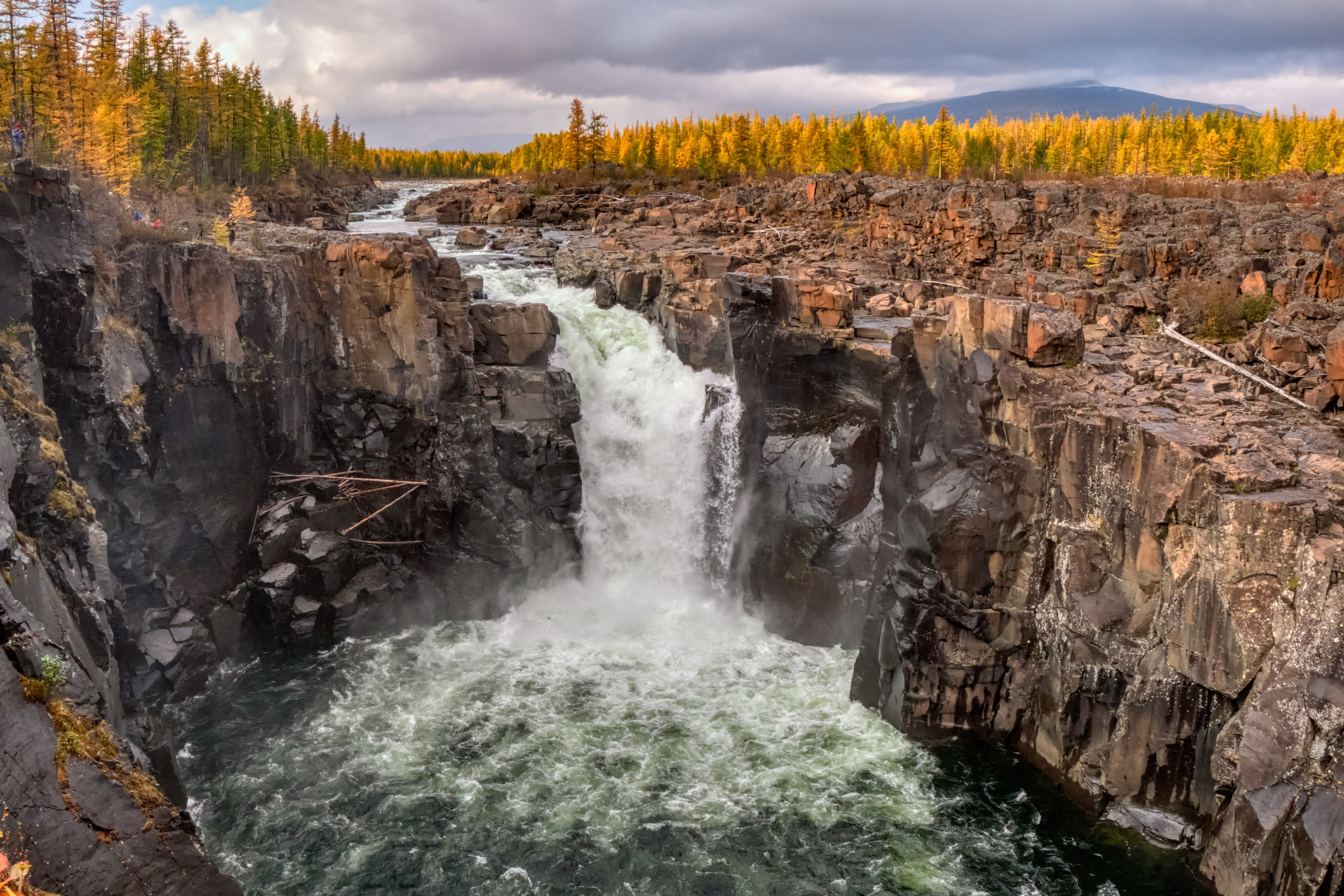 Базальтовые столбы создают прекрасное обрамление путоранским водопадам. Фото: Константин Леонтьев, участник фотоконкурса РГО
