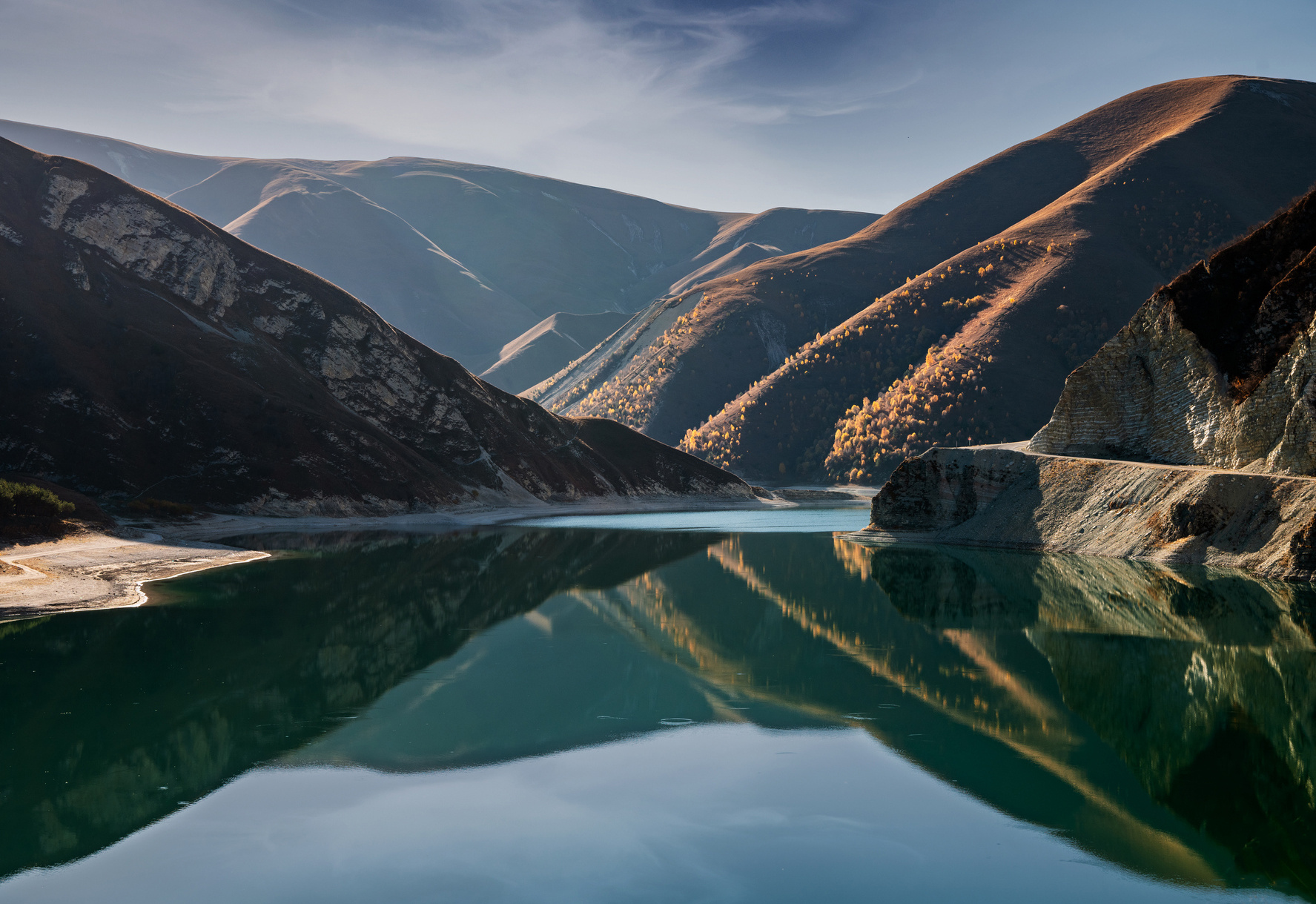Даже летом вода озера прогревается только до 18 градусов. Фото: Абдуллах Берсаев, участник фотоконкурса РГО 