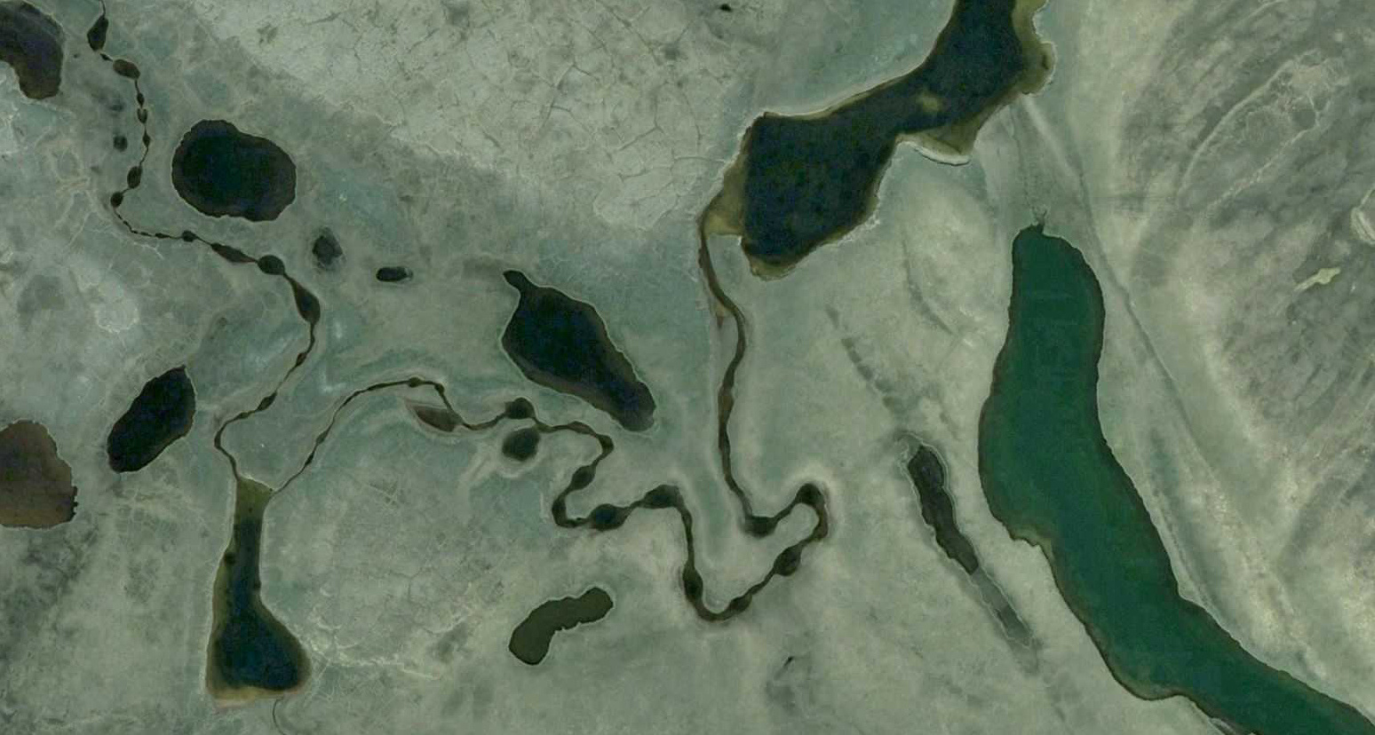 Космический снимок чёткообразного русла реки Няруйяха на полуострове Ямал. Фото: географический факультет МГУ