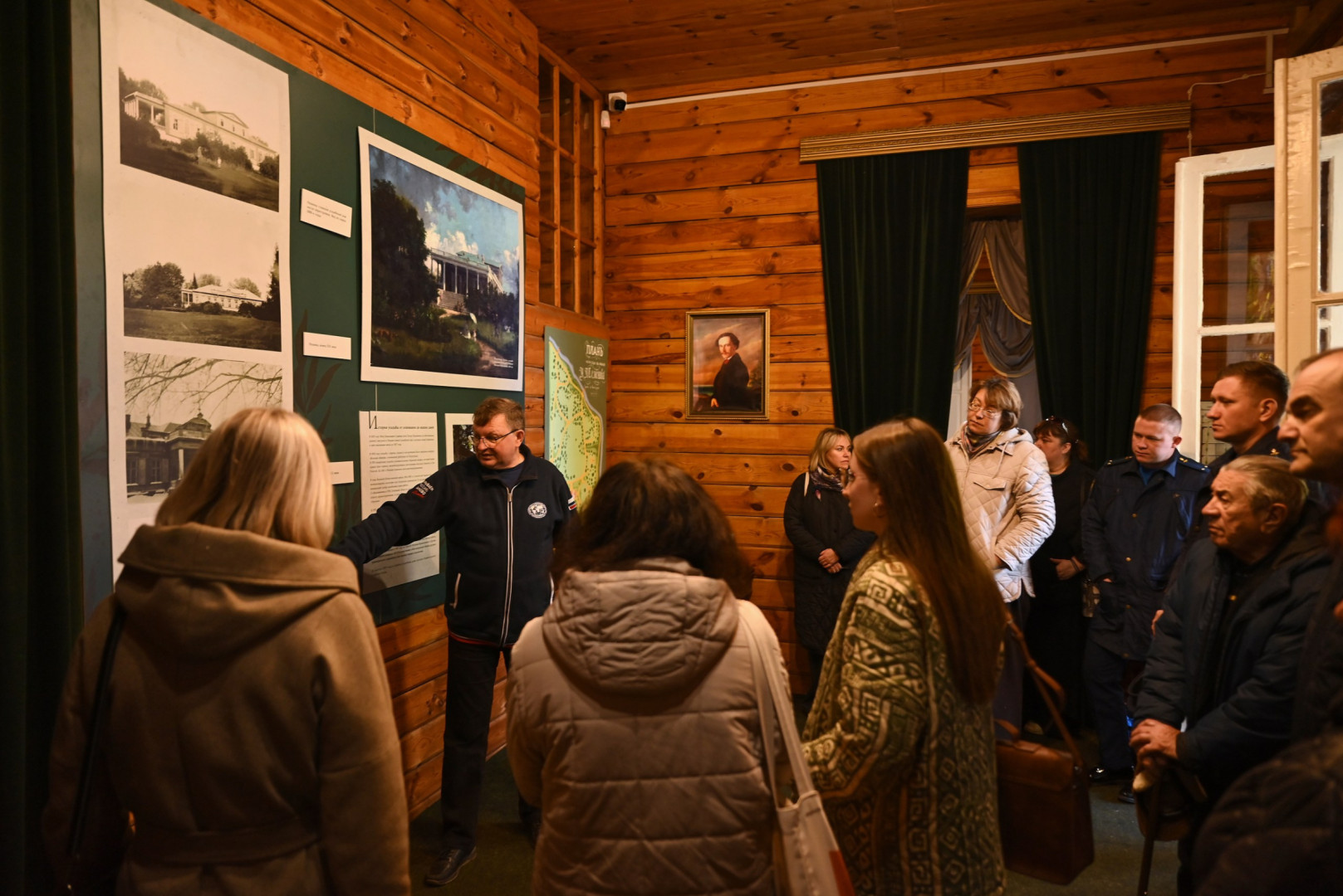 Посетители музея. Фото: Анастасия Грынова / пресс-служба Музея-усадьбы П. П. Семенова-Тян-Шанского