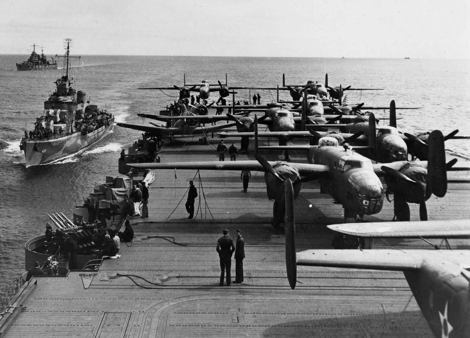 USS Hornet (CV-8) с USS Gwin (DD-433) во время рейда Дулиттла в 1942 году. Фото: wikipedia.org/U.S. Air Force photo