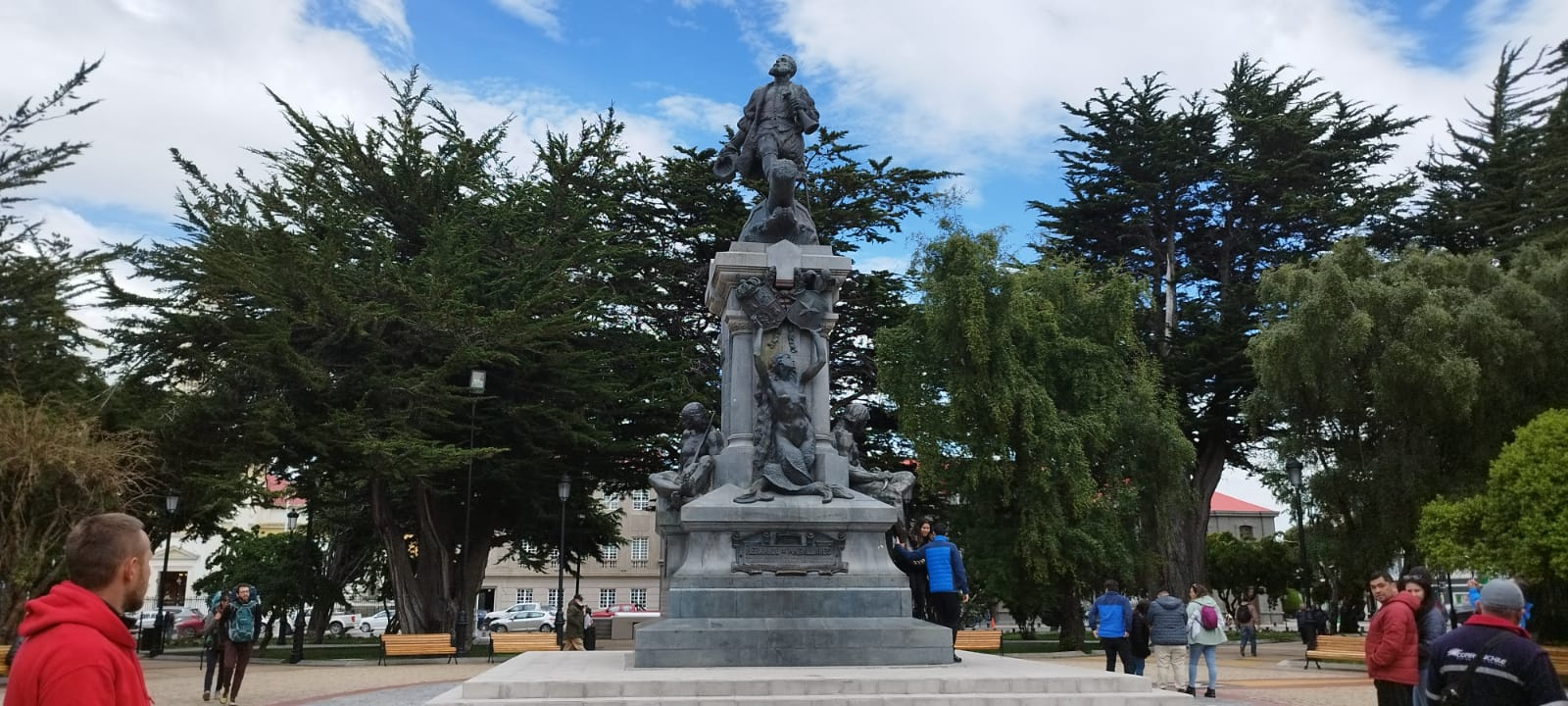 У памятника Магеллану в Пунта-Аренасе. Фото участников экспедиции