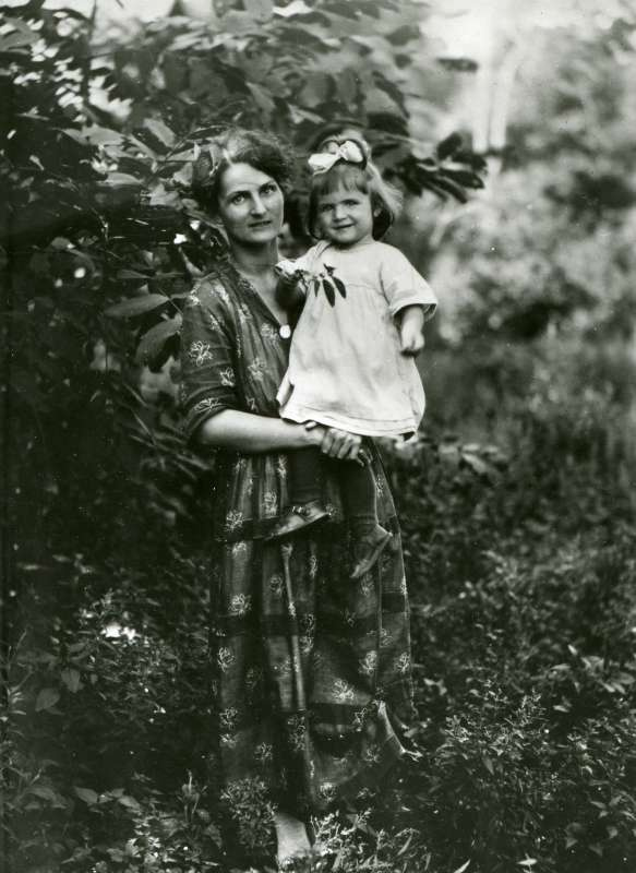 Жена В. К. Арсеньева Маргарита Николаевна и их дочь Наташа. Владивосток, 1922 г. Фото: wikipedia.org