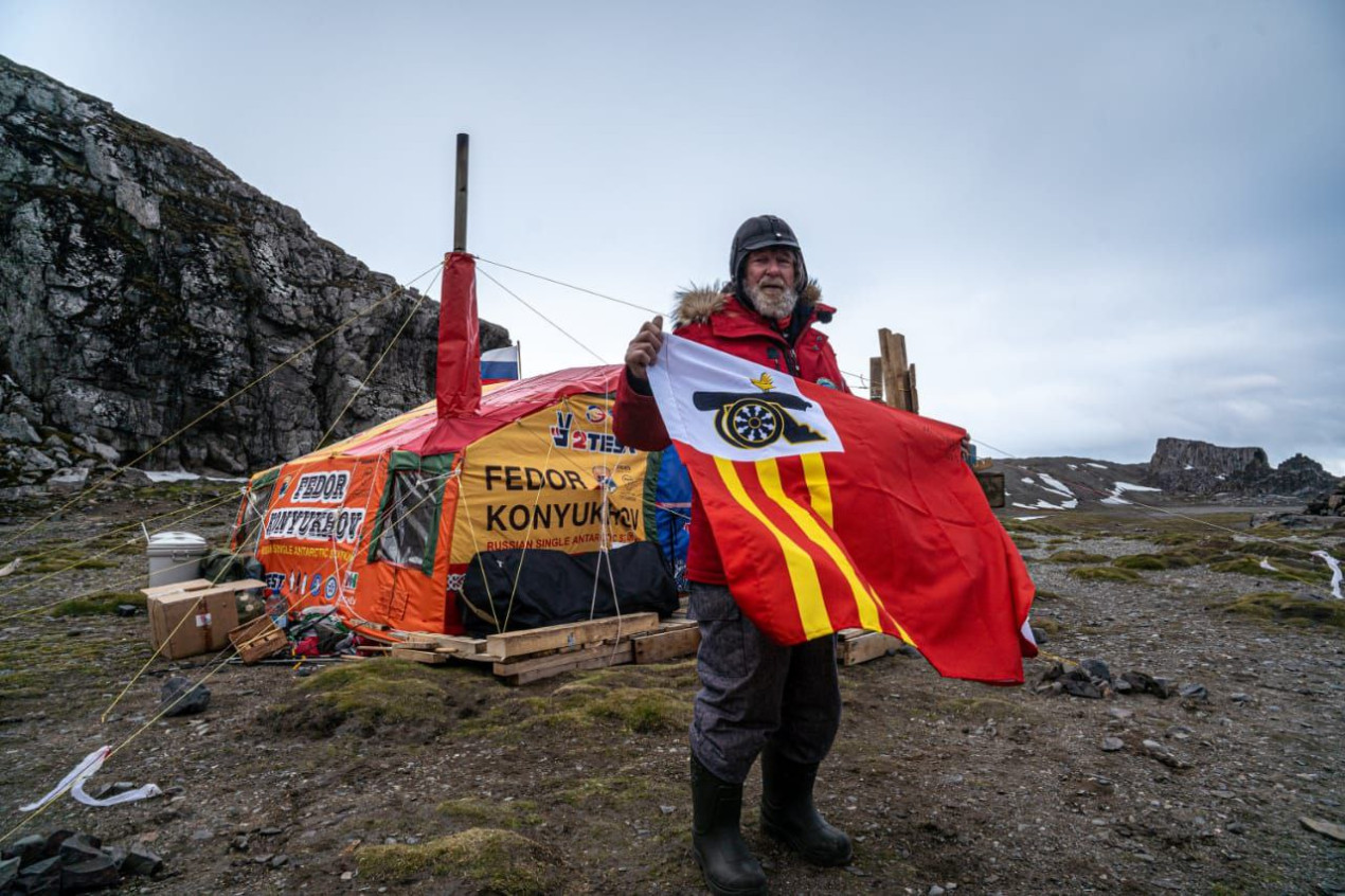 Fedor Konyukhov at a one-person Antarctic station. Photo provided by the “Sea Practice” company