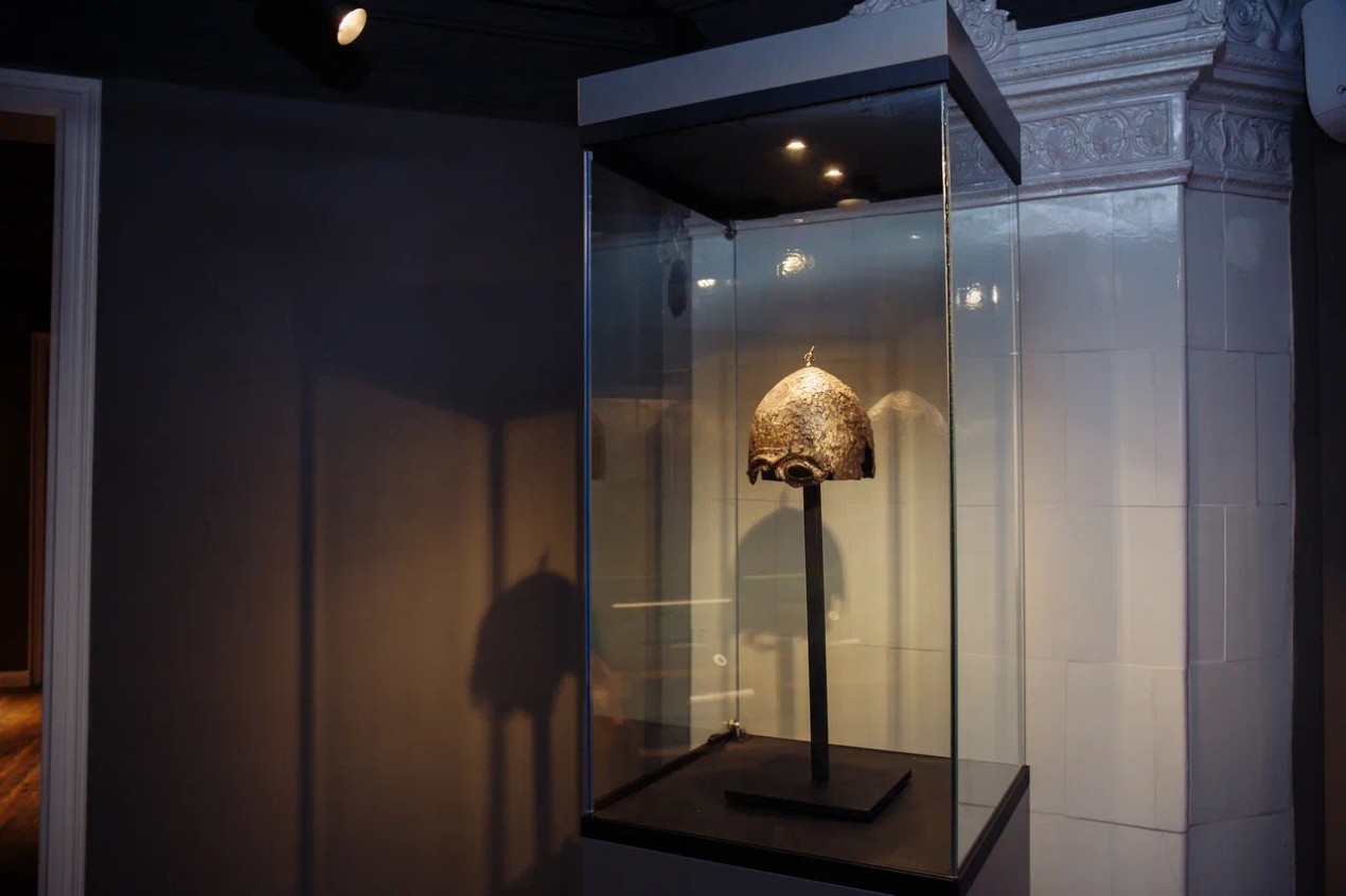 Шлем XIII века в Музее имени Александра Невского. Фото: vk.com/gorodmuseumgorodec