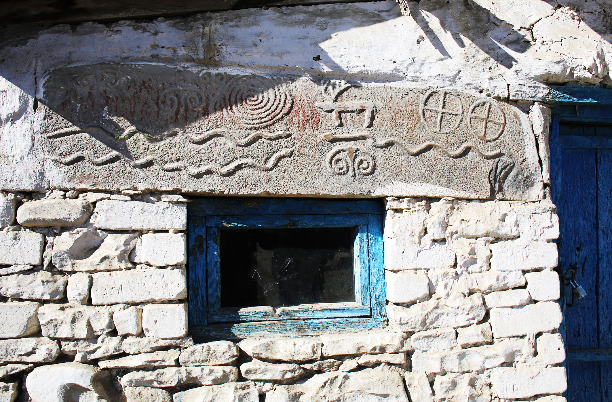 Петроглифы на каменной плите в с. Кули. Фото предоставлено Дагестанским отделением РГО