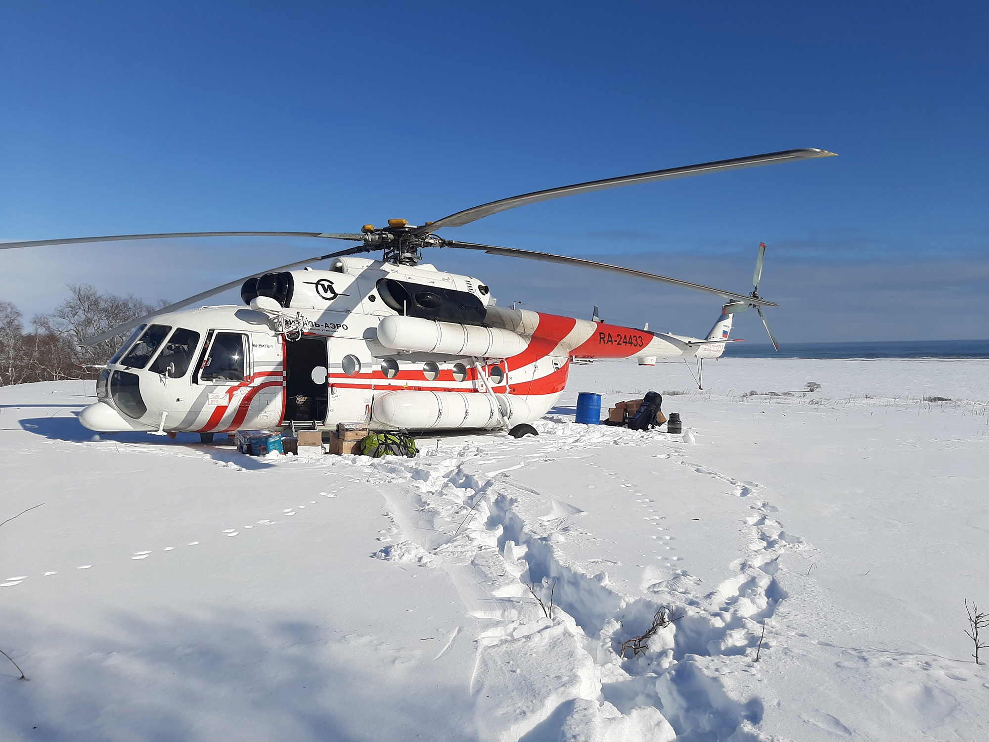 Вертолёт на снегу. Фото: Сергей Шевелёв/Кроноцкий заповедник