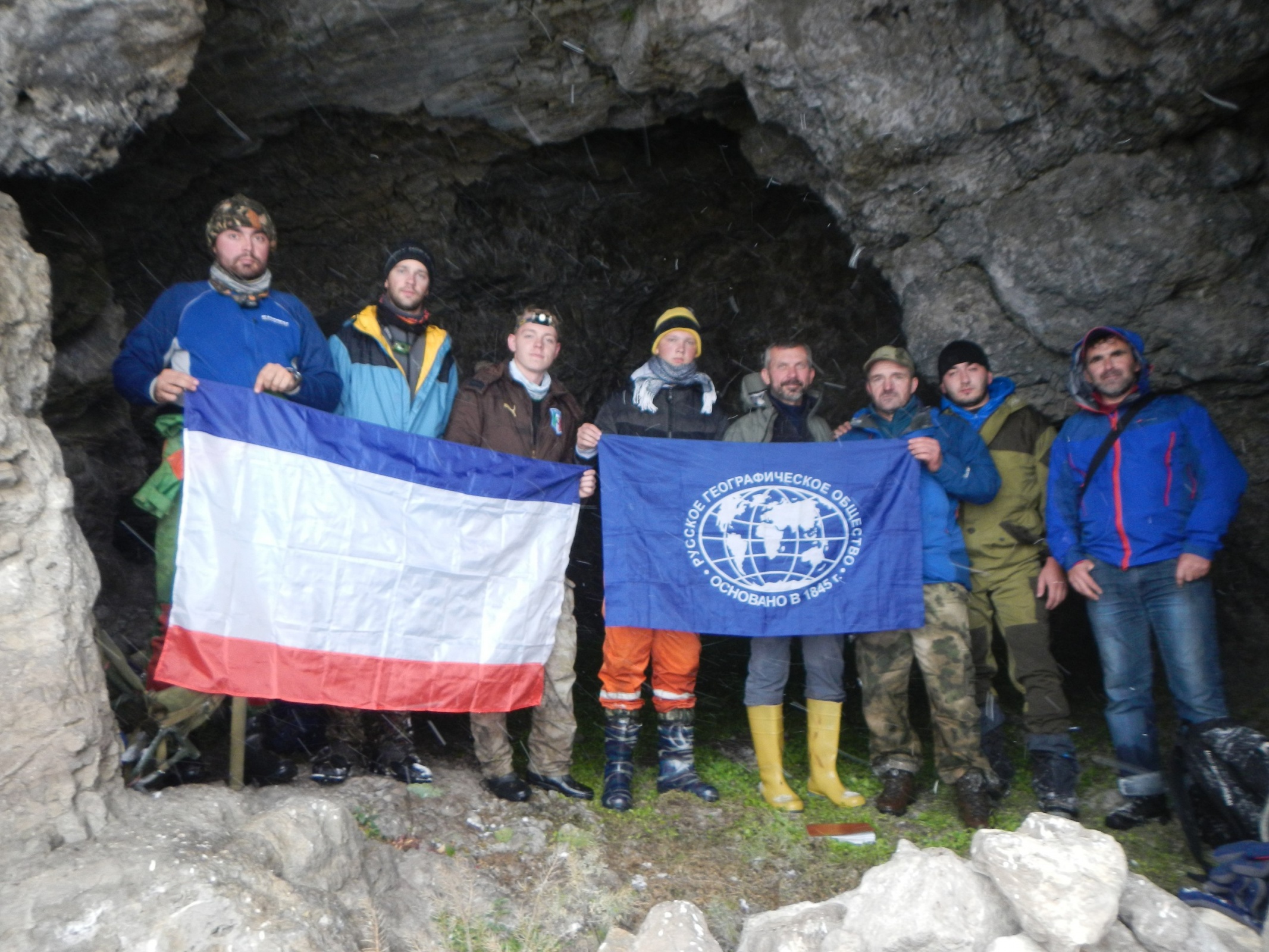 Члены экспедиции в одном из гротов исследуемого района. Фото Матвей Бирюков.