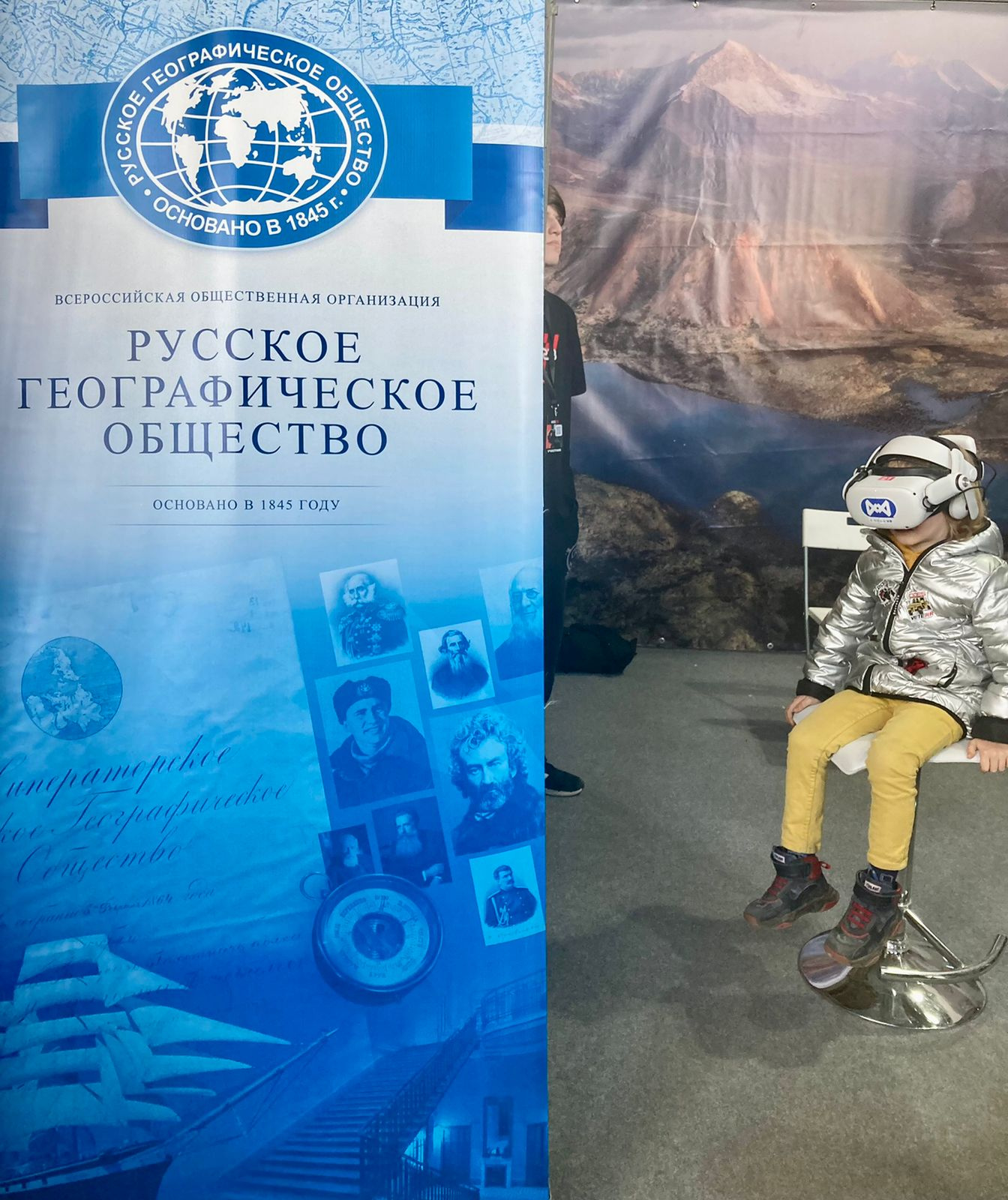 На стенде РГО было организовано уникальное VR пространство, где каждый желающий мог отправиться в иммерсивное путешествие по России. Фото: пресс-служба мотосалона IMIS