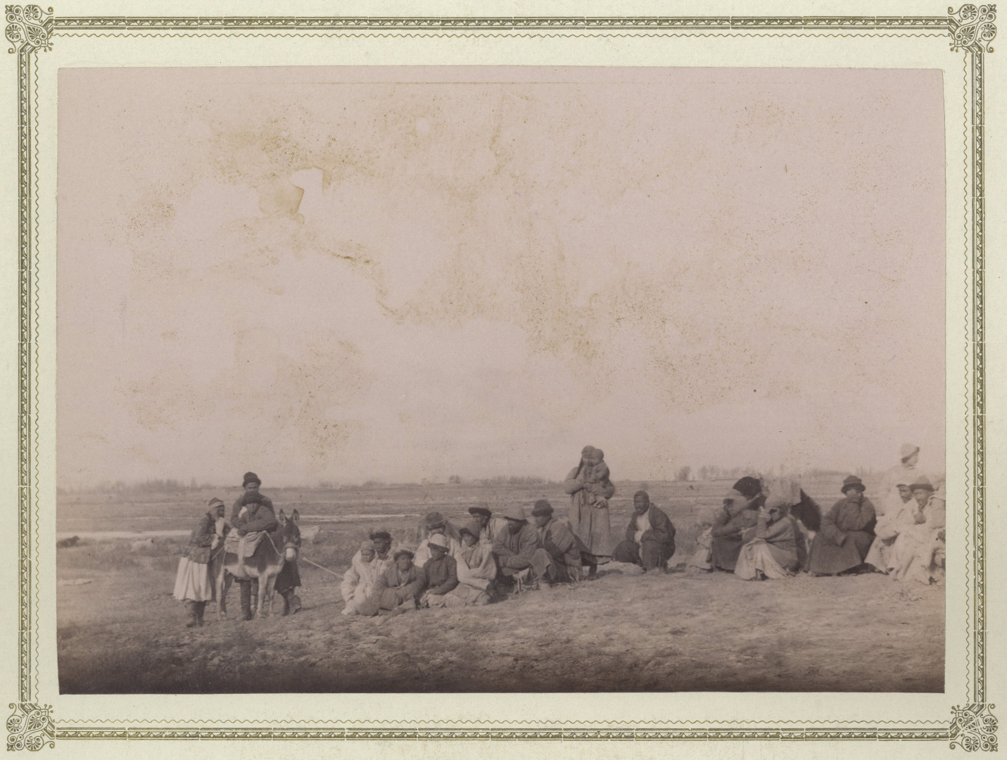 В той же экспедиции, подпись под фотографией: «Группа туземцев оазиса Токсунь». Фото: Научный архив РГО 