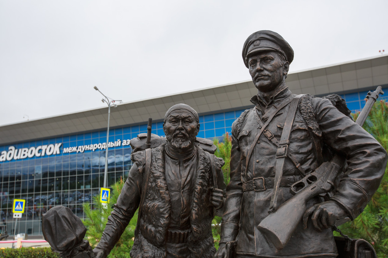 Скульптурная композиция Владимира Арсеньева и Дерсу Узала. Фото: Приморское краевое отделение РГО – Общество изучения Амурского края