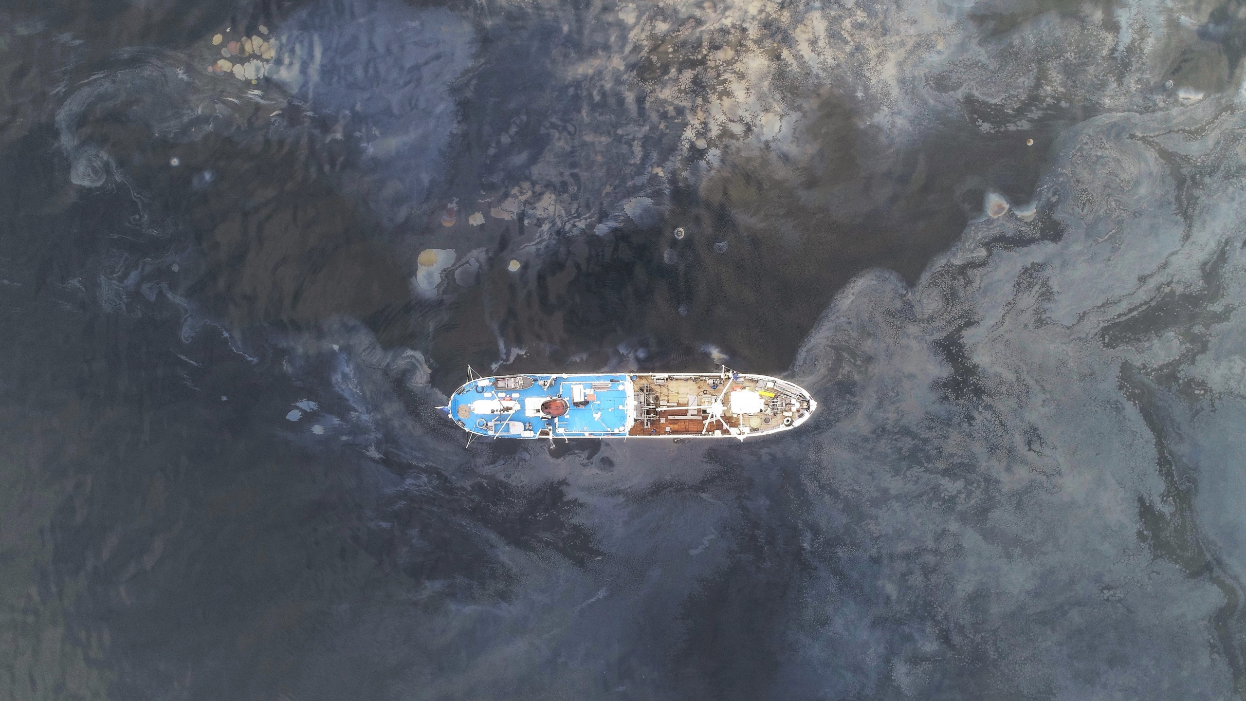 Нефтяная плёнка на поверхности Байкала. Фото: Александра Барымова
