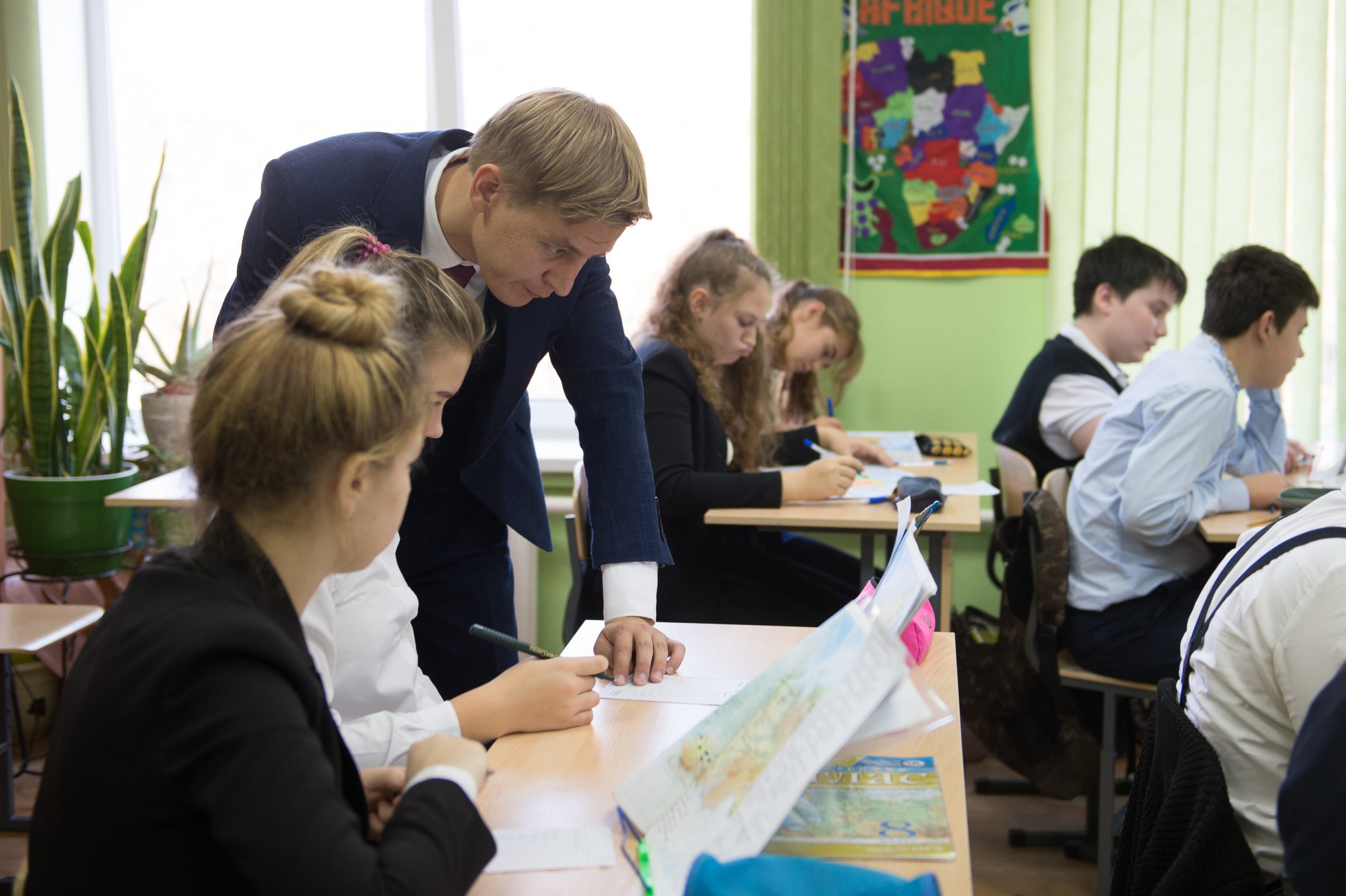На уроке географии, учитель Павел Красновид. Фото: Алексей Михайлов