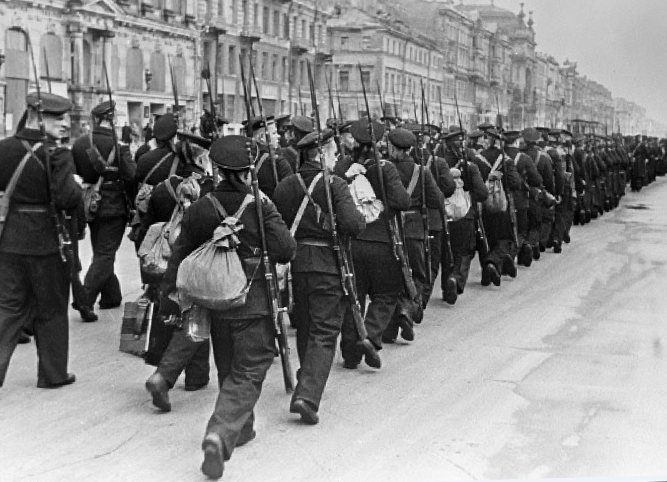 Моряки идут на фронт по улицам Ленинграда, 1941 год, Фото: wikipedia.org/RIA Novosti archive/Boris Kudoyarov