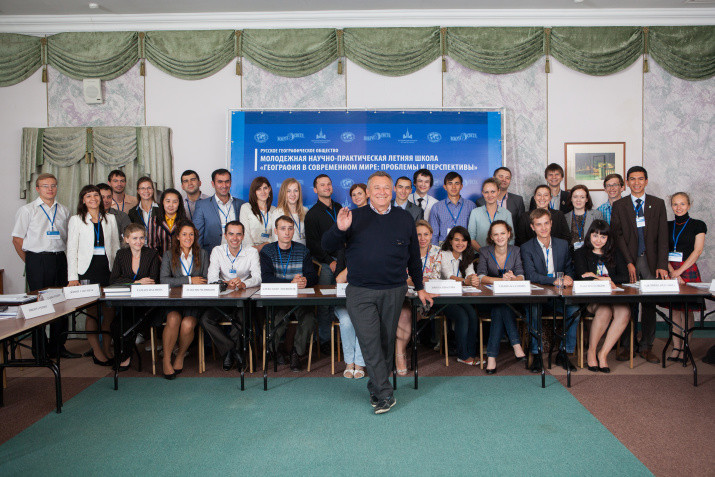 Сенатор Олег Пантелеев и участники летней школы 2013. Фото: Илья Мельников