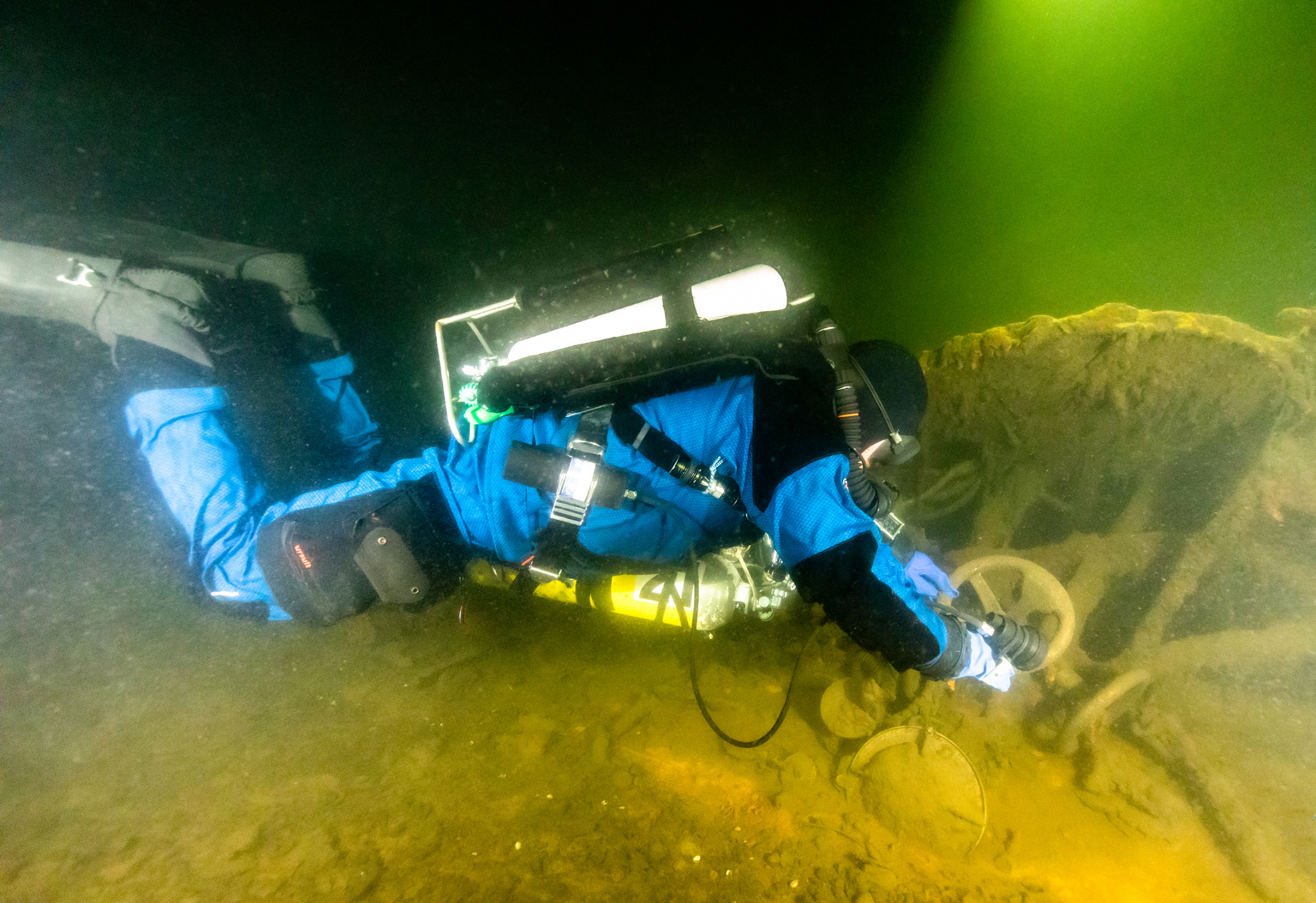 Подводная съёмка требует усилий и от оператора, и от осветителя. Фото: Разведывательно-водолазная команда