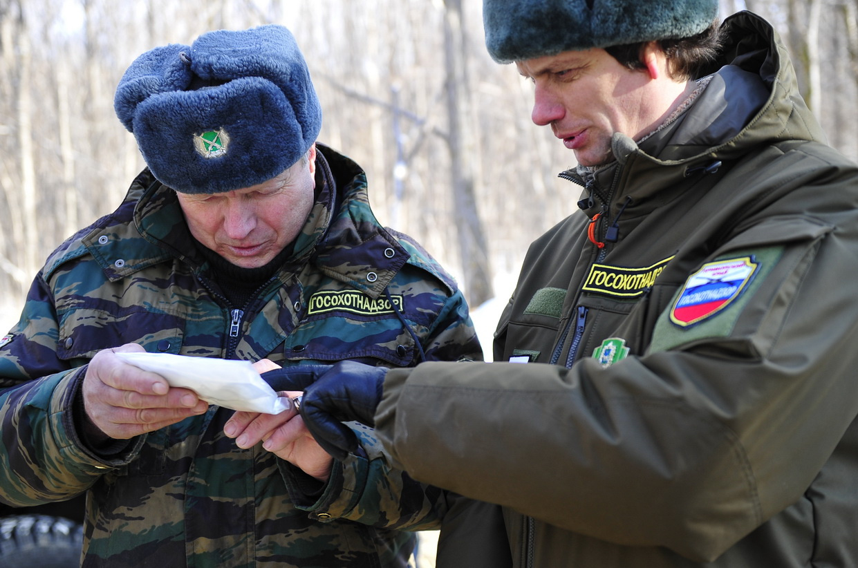 Алексей Суровый (справа), начальник управления охраны объектов животного мира. Фото предоставлено Центром 