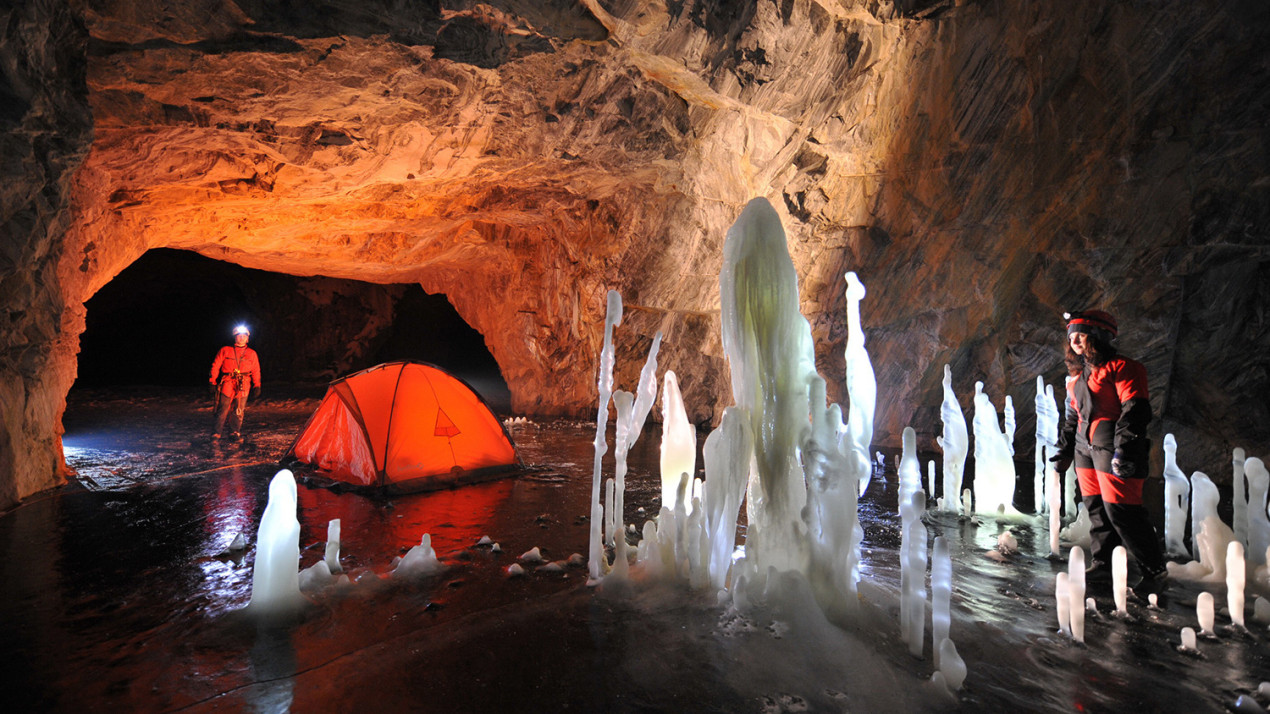 Ледяные чудеса мраморных штолен. Фото: Антон Юшко