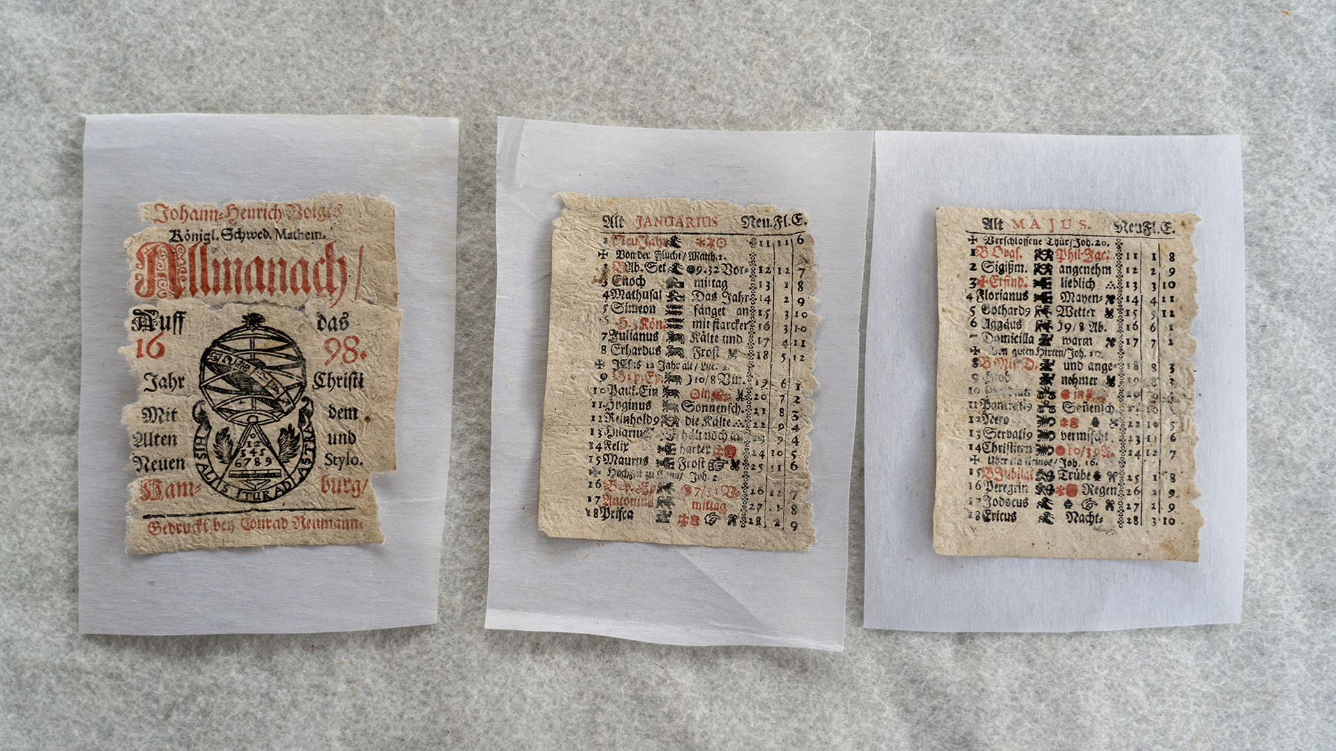 Сохранившиеся страницы королевского шведского математического альманаха 1698 года после реставрации, найденные в районе штурманской рубки судна 