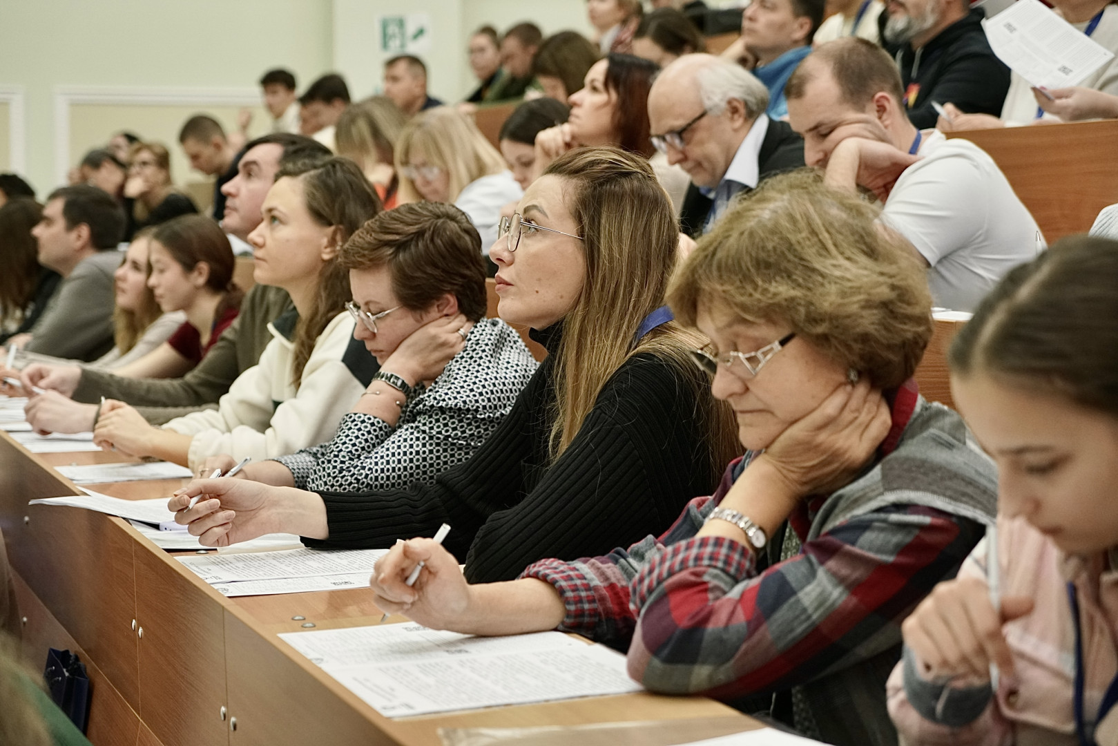 Участники Географического диктанта на центральной площадке. Фото: пресс-служба РГО