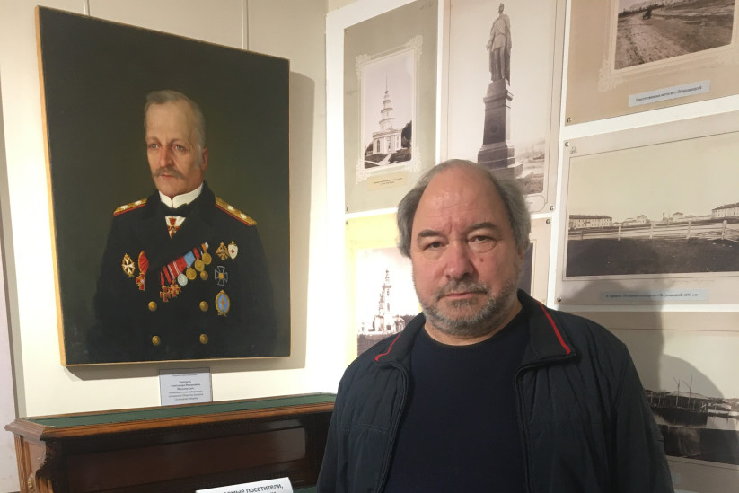 Игорь Шидловский рядом с портретом своего прадеда Александра Шидловского, действительного члена ИРГО, бывшего губернатора Архангельской и Олонецкой губерний. Фото из личного архива