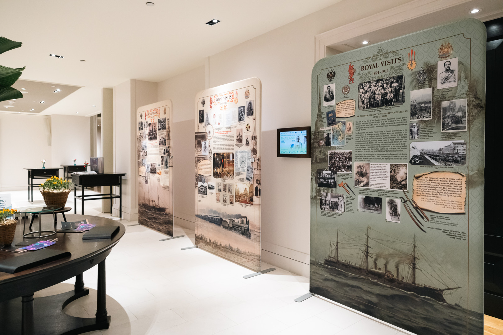 Выставка рассказала о ключевых этапах формирования отношений между Россией и Сиамом в конце XIX — начале XX века. Фото: Русский дом в Таиланде