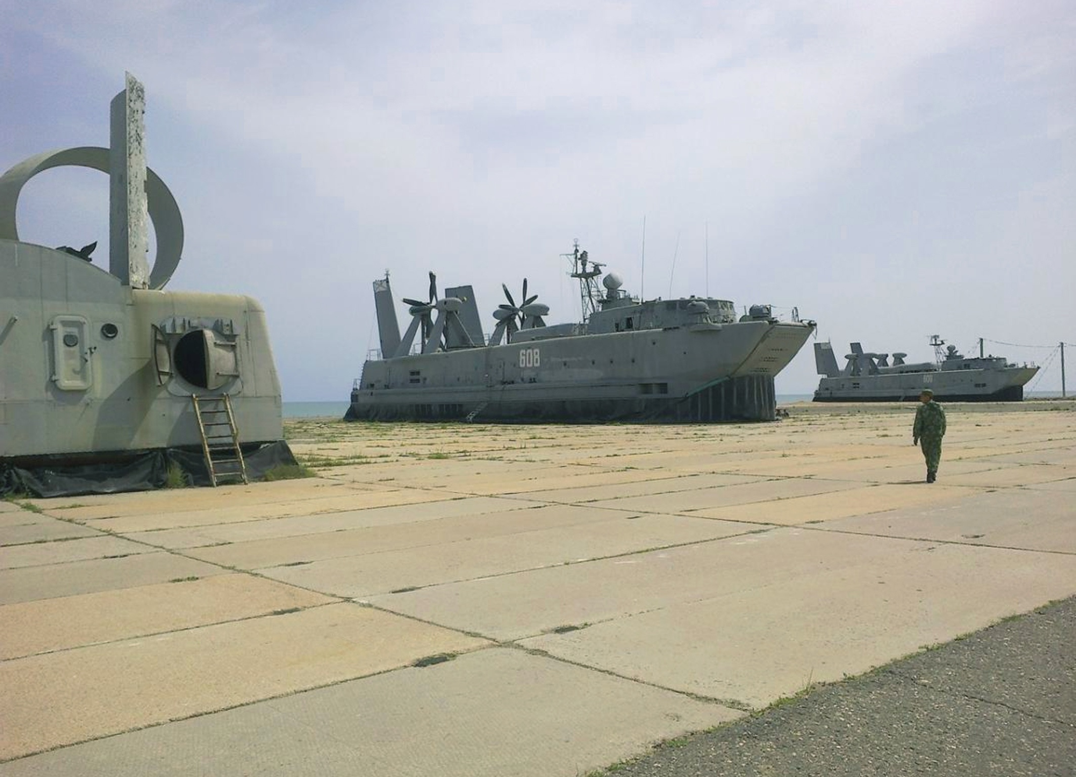 Десантные корабли на воздушной подушке в г. Каспийске. Фото: fotki.yandex.ru