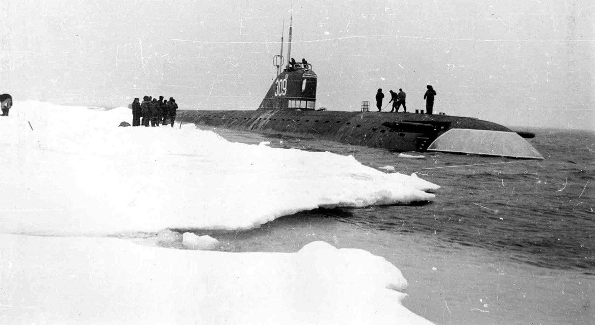 Высадка команды подводников на лед. Фото из архива Северной гидрографической экспедиции