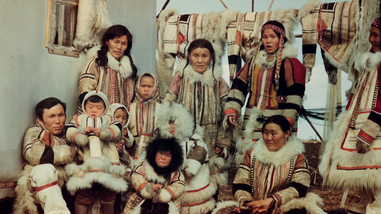 Нганасаны в традиционной одежде. Семья Хосю Челеевича Момде. 1974 г.. Фото: Научный архив Института этнологии и антропологии РАН
