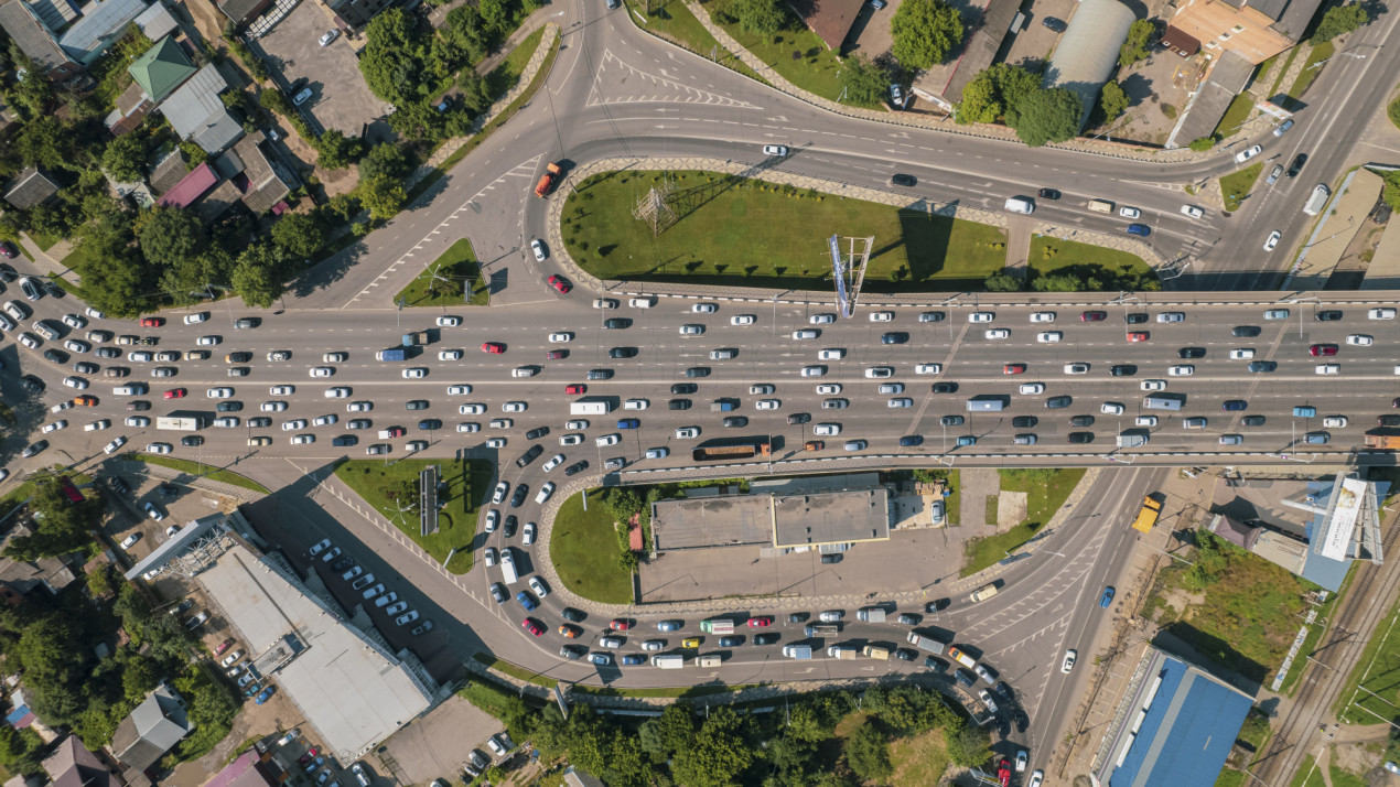 Дорожный трафик современного города. Фото: Антон Литвинцев, участник конкурса РГО «Самая красивая страна»