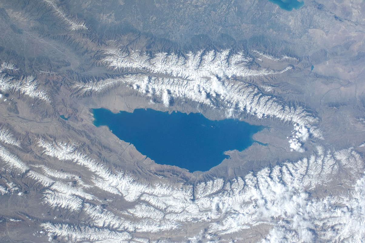 Озеро Иссык-Куль. Фото: Wikipedia.org, Космический центр имени Линдона Джонсона