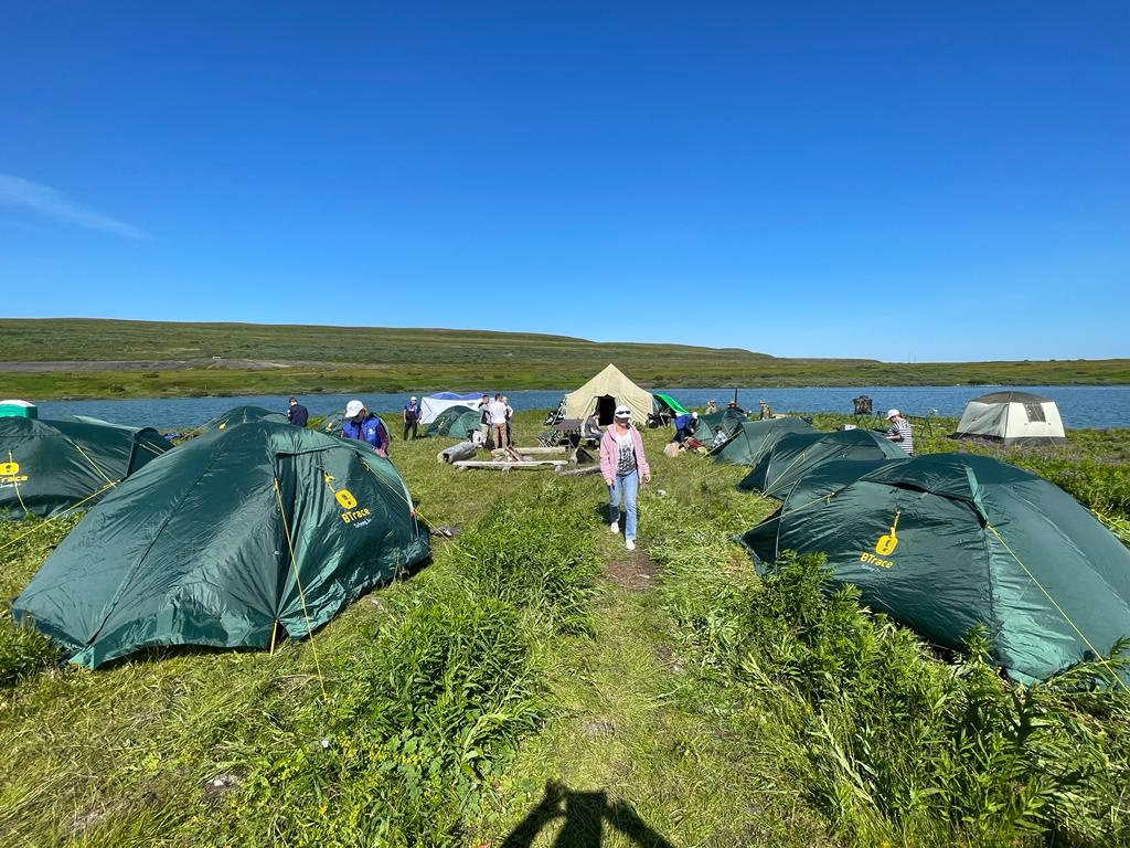 Палаточный лагерь добровольцев находился недалеко от озера Могильное. Фото предоставлено участниками экспедиции 