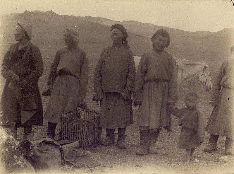 Группа монголов: слева два олета, в середине заахачинец, правее него еще один заахачинец с ребенком. Фото: https://goskatalog.ru