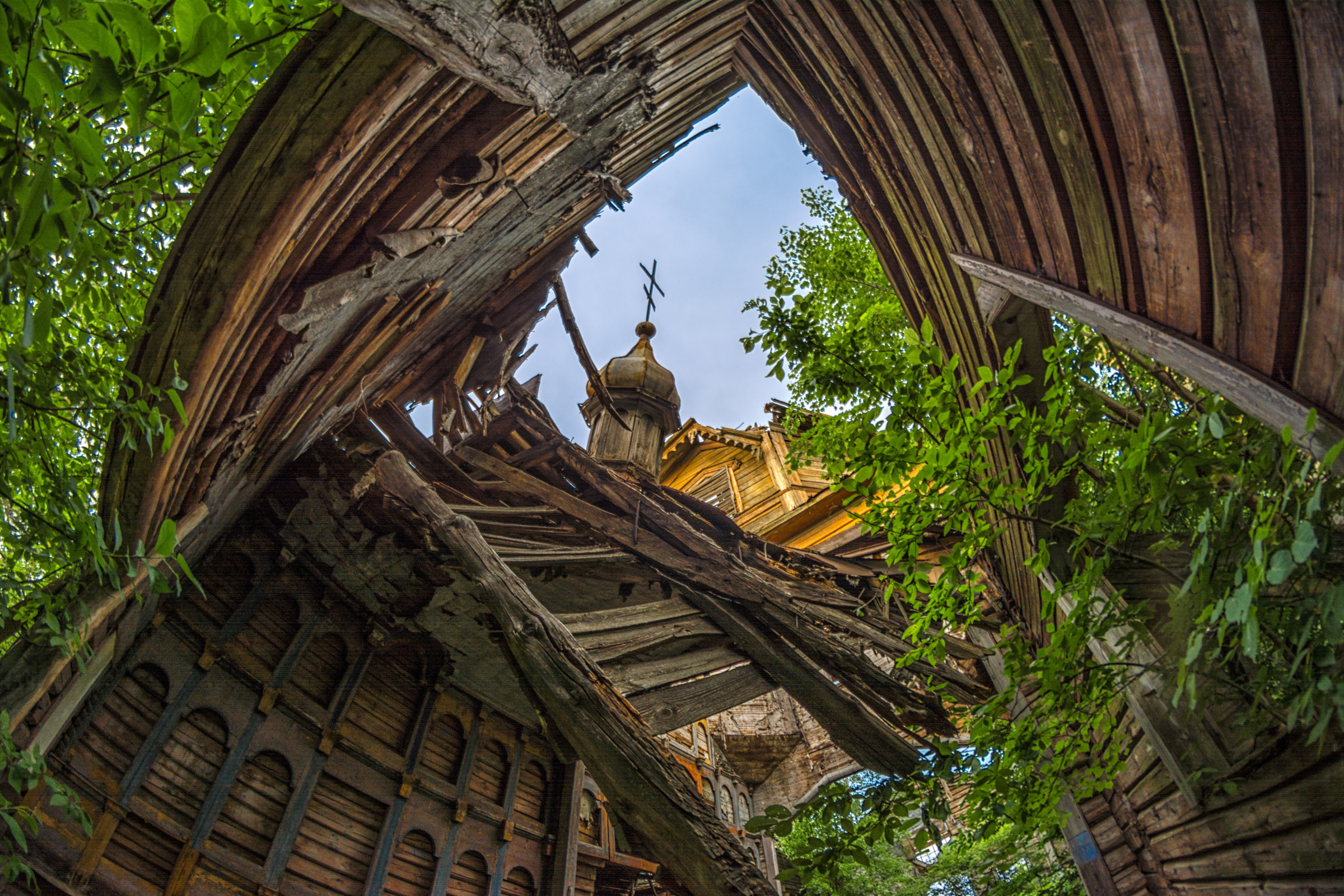 Wooden church. Деревянные церкви Руси перекошены древние стены. Тамбов деревянное зодчество. Разрушенные деревянные церкви Руси. Заброшенный храм.