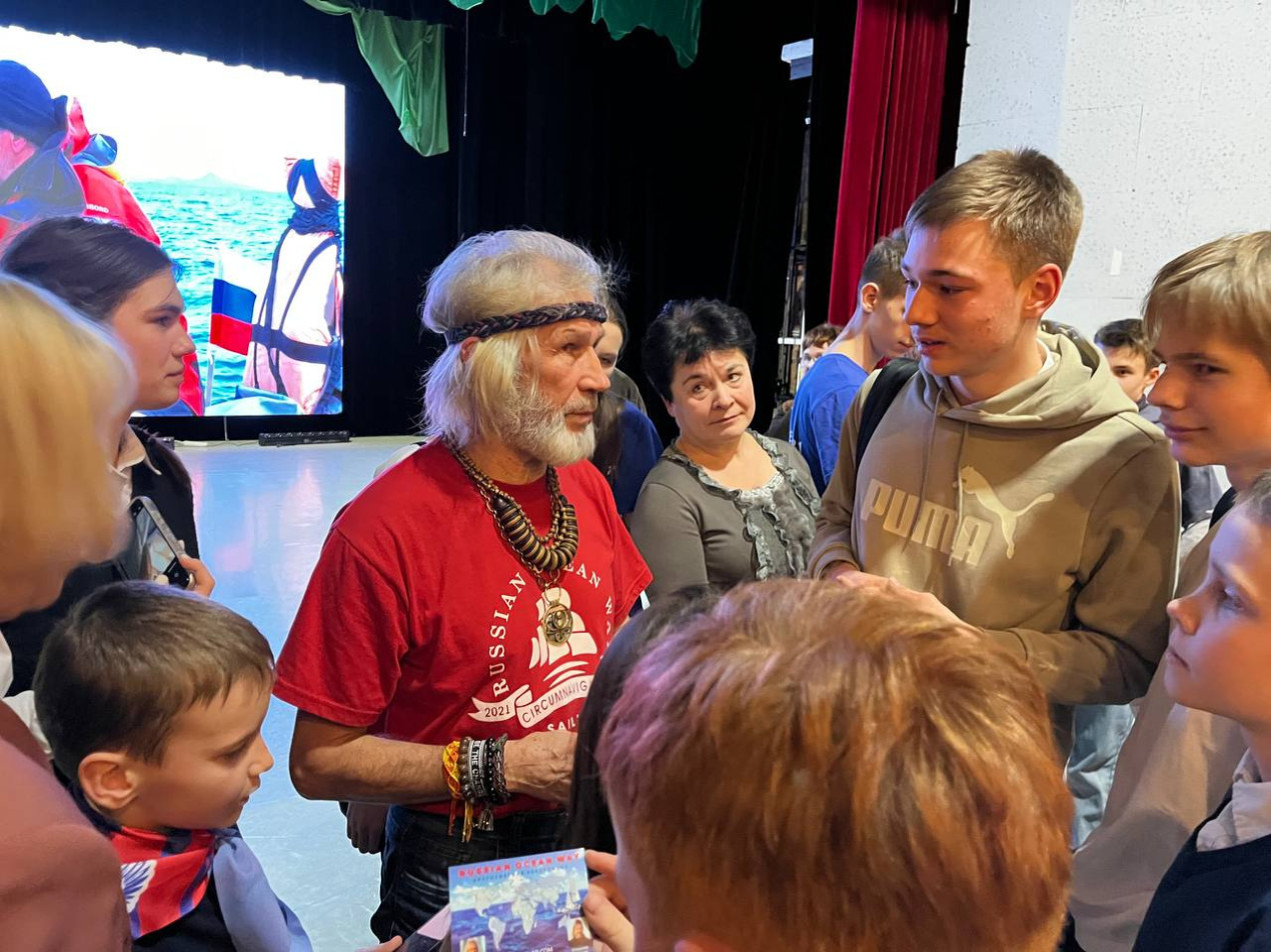 Evgeny Kovalevsky is talking with the audience at the special screening. Photo: expedition press service