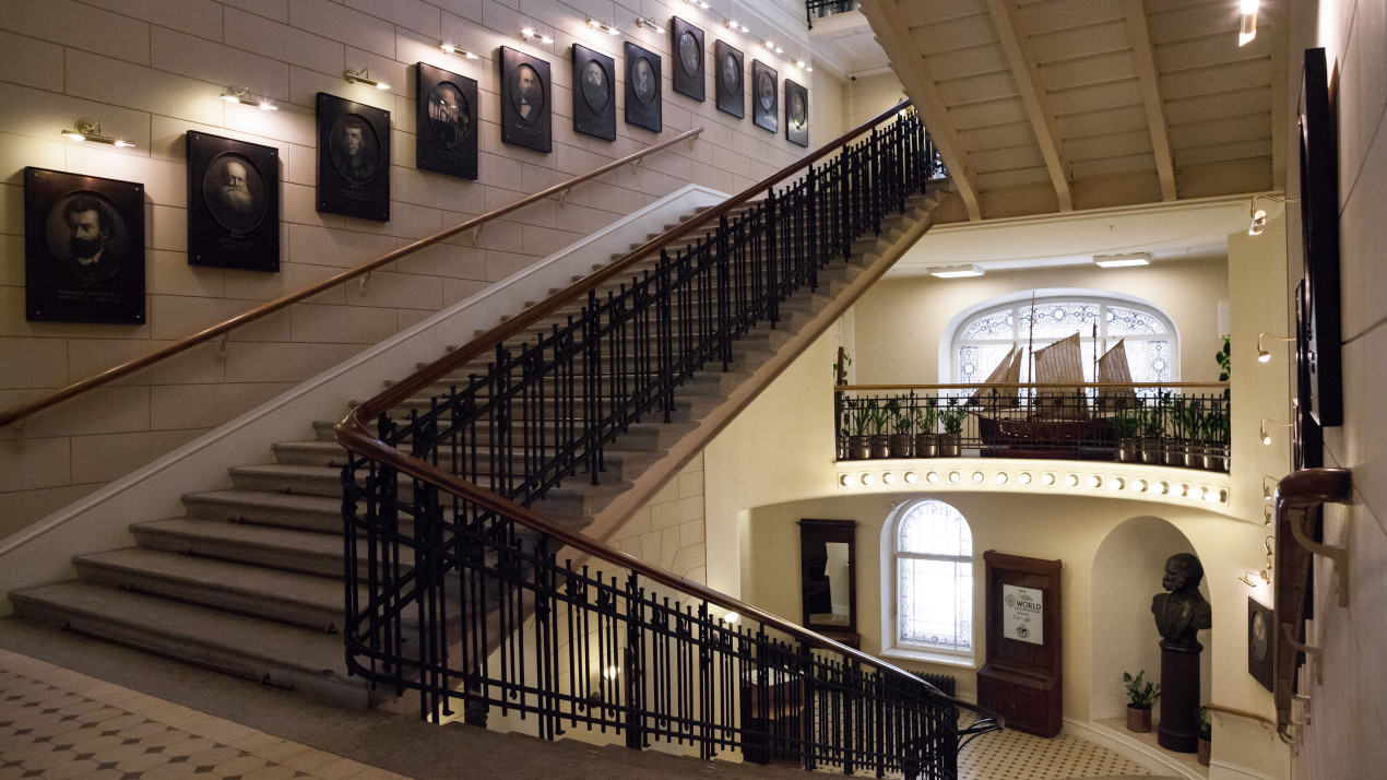 Портрет Анатолия Комарицына соседствует с великими географами и основателями Русского географического общества. Фото: пресс-служба РГО