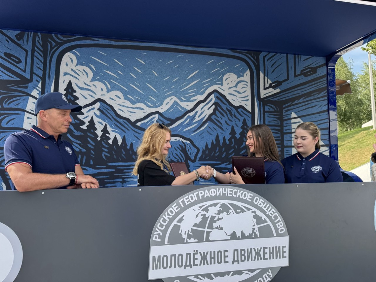 Exchange of signed documents. Photo: Daria Kabanova