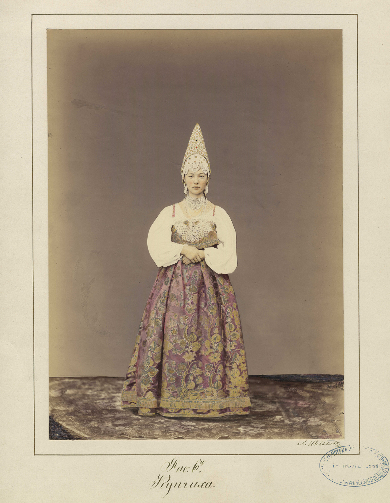 Купчиха из г. Галича, Костромской губернии, 1870 г. Автор: А.Шевяков. Фото: Научный архив РГО