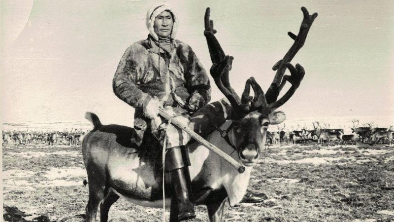 Мужчина верхом на олене. Фото предоставлено Музеем-усадьбой П. П. Семенова-Тян-Шанского