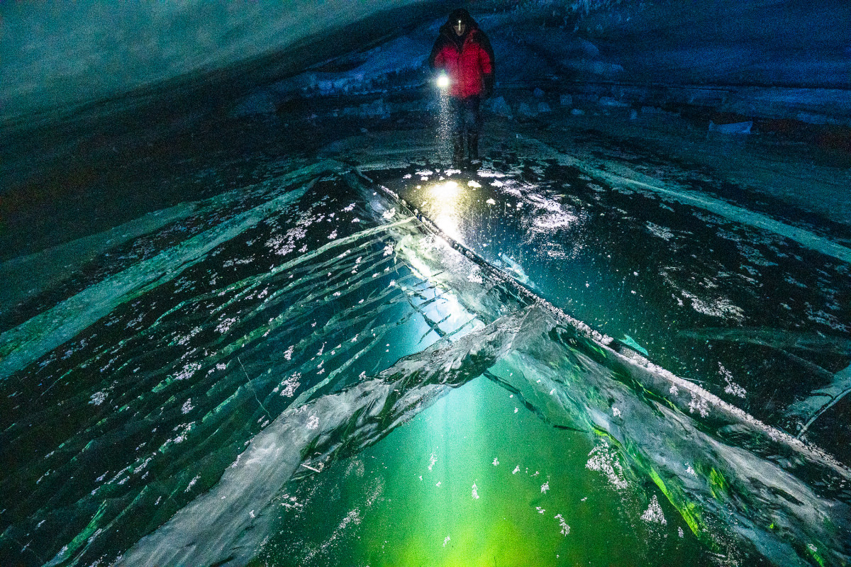 Исследуя ледяную пещеру. Фото: Леонид Круглов